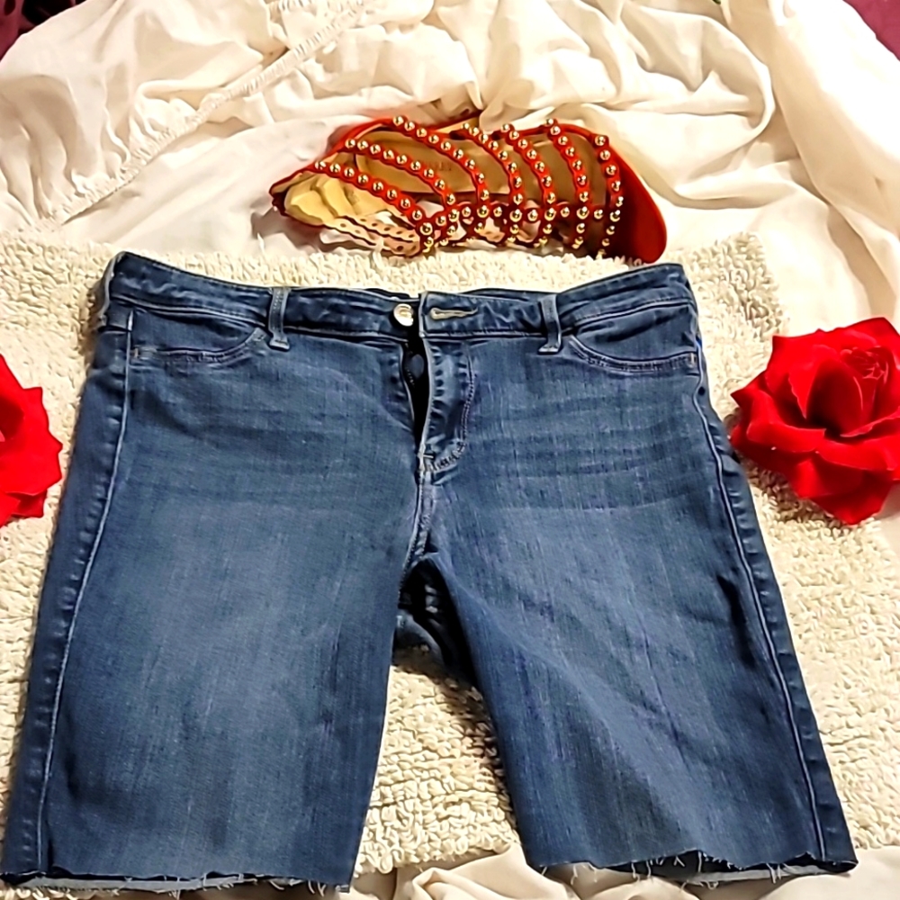 HOLLISTER HIGH RISE CUT OFF BERMUDA STRETCH SHORTS SIZE 31. 13R
